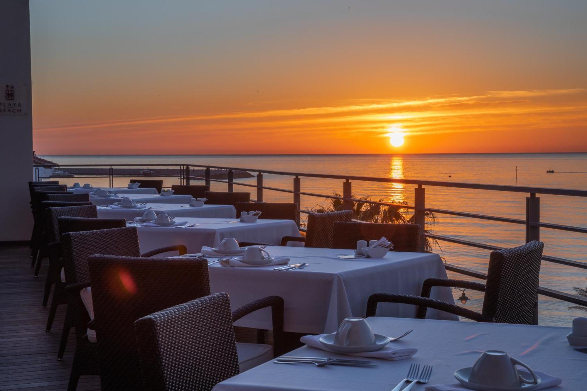 Vincci Selección Aleysa Hotel Benalmádena Exterior foto Sunset at the restaurant