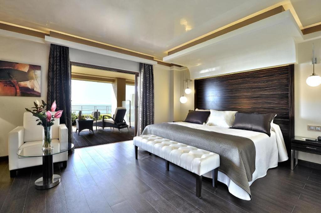 Vincci Selección Aleysa Hotel Benalmádena Exterior foto A bedroom at the hotel